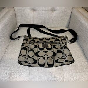 Coach Crossbody Bag – Sleek, Versatile, and Perfect for On-the-Go!